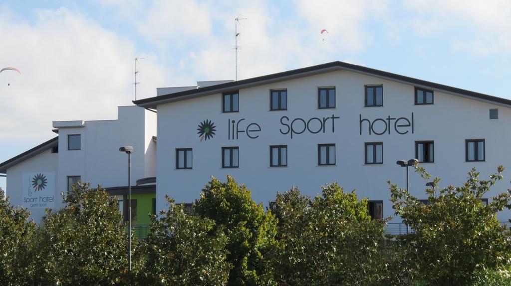 Life Sport Hotel Mentana Ngoại thất bức ảnh